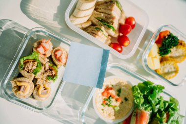 Yemek teslimatı konsepti. Uzayı kopyala Sağlıklı salata kasesi ve börek de masada..