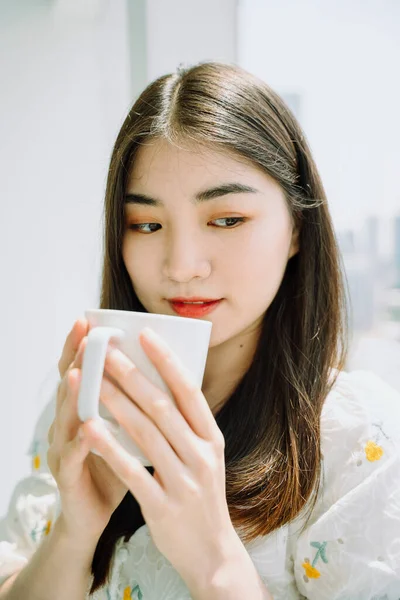 Bela Ásia Jovem Tailandês Mulher Segurando Branco Xícara Quente Café — Fotografia de Stock