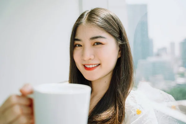 Hermosa Asiático Joven Tailandés Mujer Holding Blanco Taza Caliente Café — Foto de Stock