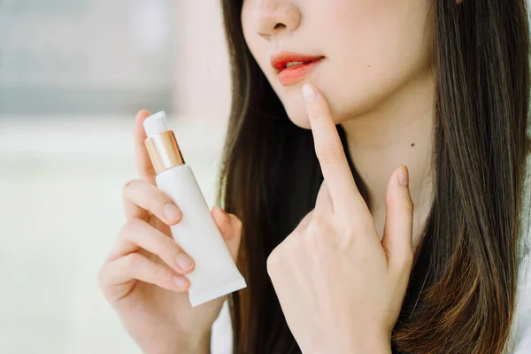 Beautiful Asian Young Thai Woman Squirt Cream Package Beautiful Skin — Stock Photo, Image