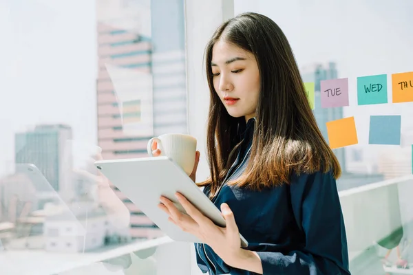 Schöne Asiatische Junge Thailänderin Mit Langen Dunklen Haaren Trinkt Heißen — Stockfoto