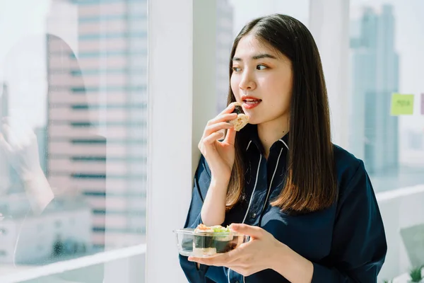 Beautiful Asian Thai Long Dark Hair Woman Enjoy Eating Healthy — Stock Photo, Image