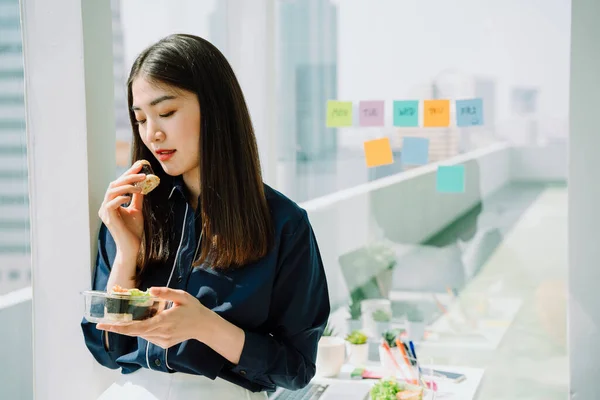 Beautiful Asian Thai Long Dark Hair Woman Enjoy Eating Healthy — Stock Photo, Image