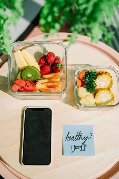 스마트폰 콘셉트로 온라인 쇼핑을 건강에 식품을 수있다 — 스톡 사진