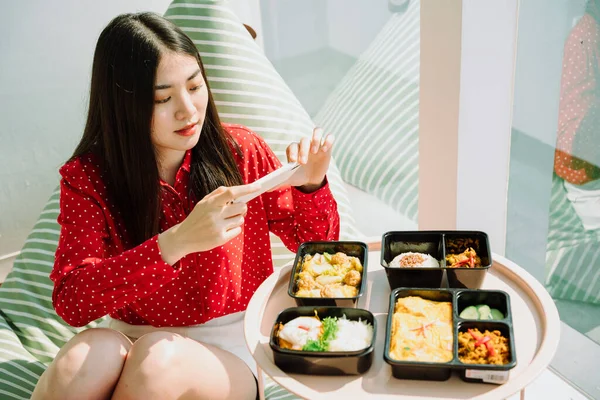 셔츠를 셔츠를 아름다운 아시아인의 여자가 스마트폰으로 음식을 있습니다 카메라 — 스톡 사진