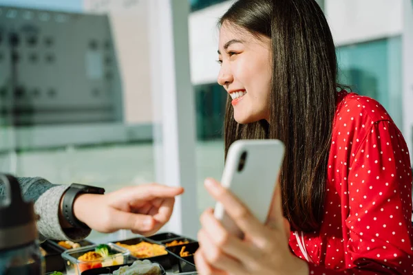 Mulher Asiática Alegre Camisa Vermelha Segurando Smartphone Mostrando Amigo Para — Fotografia de Stock