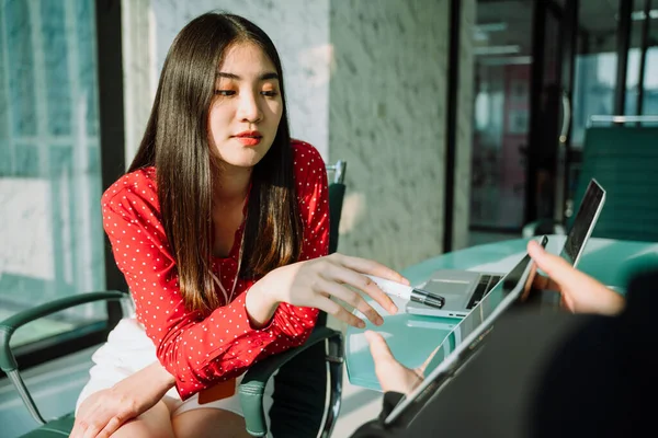 Bella Giovane Asiatica Tailandese Camicia Rossa Utilizzando Tablet Digitale Sala — Foto Stock