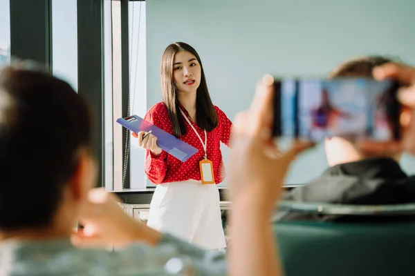 Bonita Jovem Asiática Tailandesa Empresária Camisa Vermelha Dando Presente Frente — Fotografia de Stock