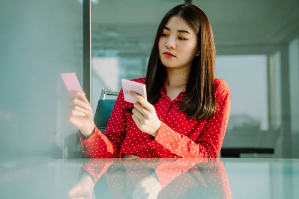 Beautiful Young Asian Thai Businesswoman Red Shirt Reading Sticky Post — Stock Photo, Image