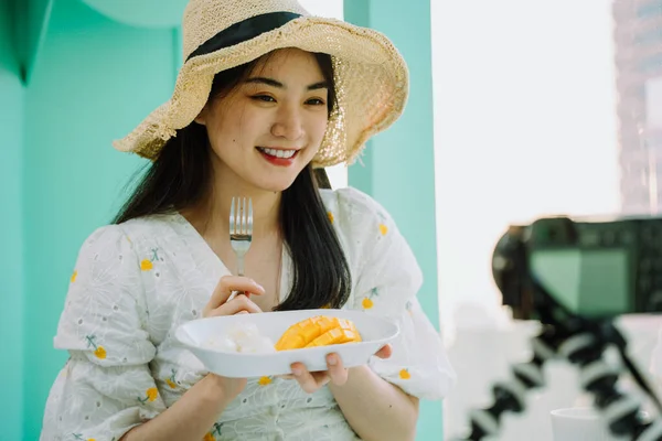 Glada Vackra Asiatiska Thai Kvinna Bär Hatt Hålla Plätera Mango — Stockfoto