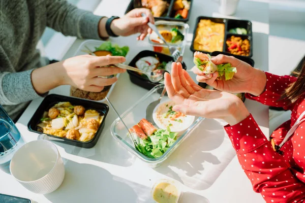 Vista Superior Pessoas Gostam Comer Alimentos Saudáveis Juntos Mesa Branca — Fotografia de Stock