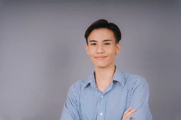Handsome Thai Forretningsmann Blå Skjorte Med Selvtillit Grå Bakgrunn – stockfoto