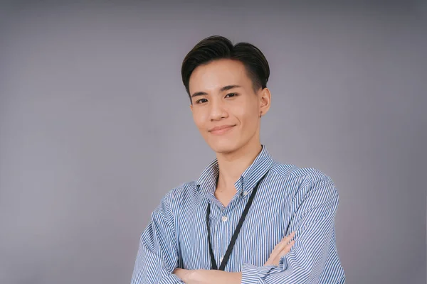 Przystojny Tajlandzki Biznesmen Niebieskiej Koszuli Pewnością Siebie Stwarzający Izolację Szarym — Zdjęcie stockowe