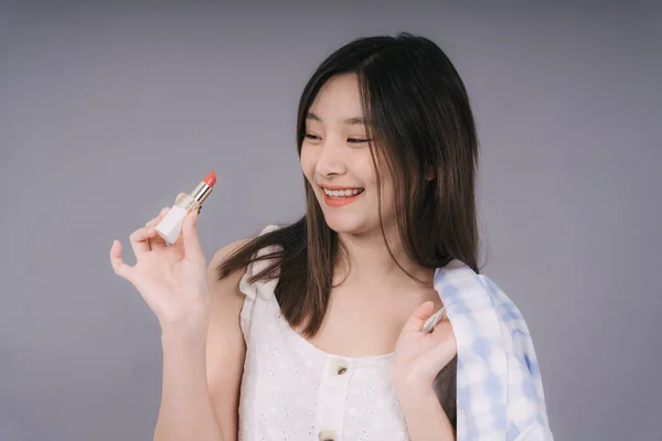 립스틱 화장품을 아름다운 아시아 배경에 고립되어 머리카락 — 스톡 사진