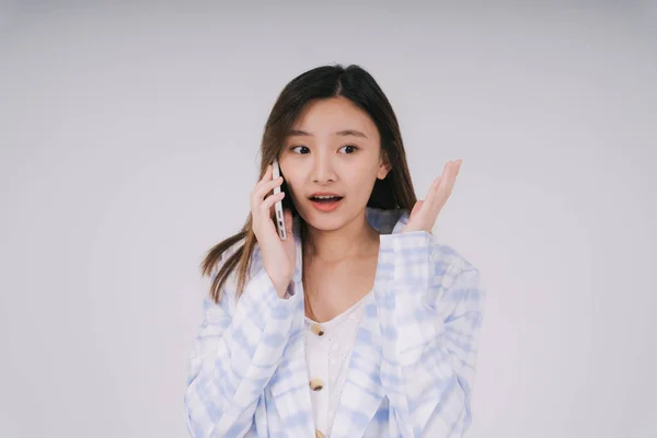 Красива Тайська Бізнес Леді Відчуває Дивовижну Розмову Телефону Ізольовано Білому — стокове фото