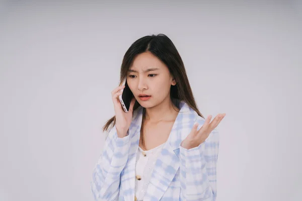 Нещаслива Красива Тайська Бізнес Леді Розмовляє Телефону Білому Тлі — стокове фото