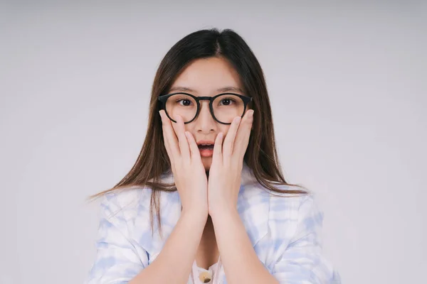 Beyaz arka planda izole edilmiş harika, heyecan verici, şok edici bir ifadeye sahip güzel Taylandlı iş kadını..