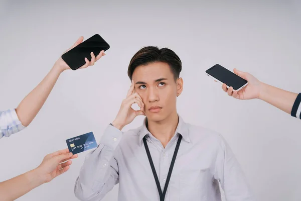 スマートフォンやクレジットカードでオンラインショッピングを混乱させるハンサムなタイのアジア人男性 ビジネス会社からの提供 取引と割引 特典とプレミアムギフト 白地に隔離された — ストック写真