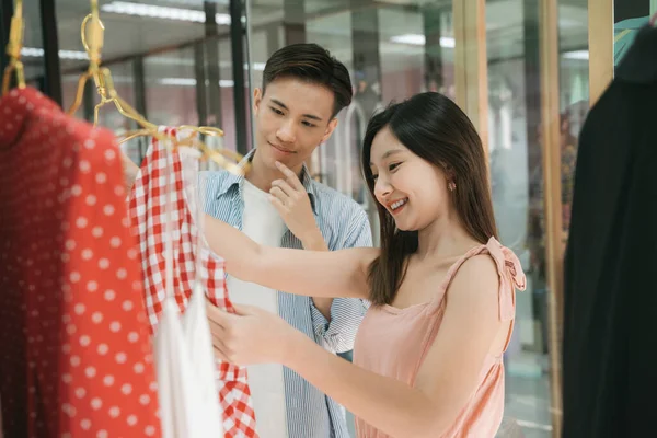 Młody Azji Para Wychodzą Dla Zakupy Razem Zakupy Moda Centrum — Zdjęcie stockowe