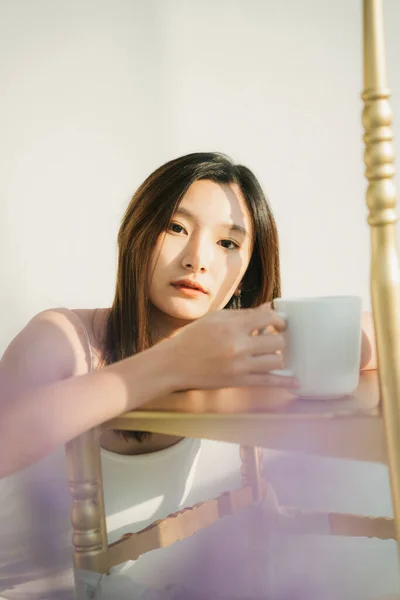 Vacker Asiatisk Thai Kvinna Som Ligger Stol Med Vit Kaffekopp — Stockfoto