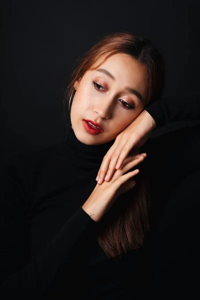 Retrato Cerca Una Hermosa Joven Vestida Con Suéter Negro Aislado — Foto de Stock