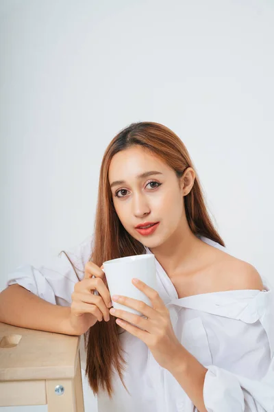 Hermosa Mujer Camisa Blanca Con Maquillaje Natural Aislado Sobre Fondo — Foto de Stock