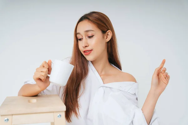 Hermosa Mujer Camisa Blanca Con Maquillaje Natural Aislado Sobre Fondo — Foto de Stock