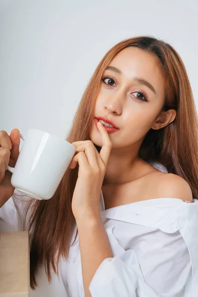 Hermosa Mujer Camisa Blanca Con Maquillaje Natural Aislado Sobre Fondo — Foto de Stock