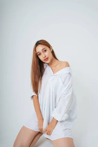 Bella Donna Camicia Bianca Con Trucco Naturale Isolato Sfondo Bianco — Foto Stock