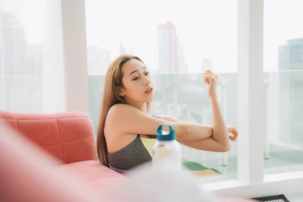 Mooie Vrouw Sportschoenen Met Natuurlijke Make Geïsoleerd Witte Achtergrond Gezonde — Stockfoto