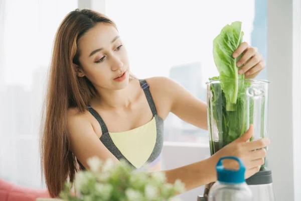 Healthy Young Woman Sport Bra Kitchen Making Fresh Vegetable Juice — Stock Photo, Image