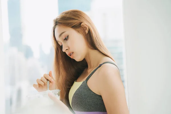 Vista Lateral Hermosa Mujer Sujetador Deportivo Disfrutar Comer Yogur Sabroso — Foto de Stock