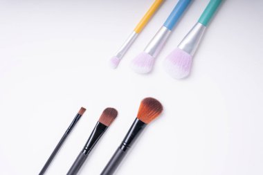 Üst Görünüm - Pastel gökkuşağı renkli ve siyah fırçalar beyaz arkaplan üzerinde izole.