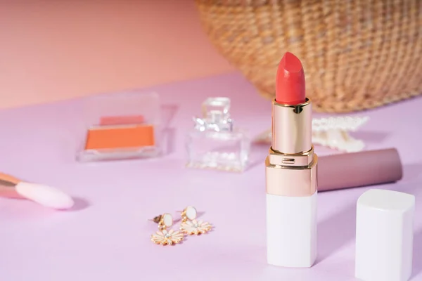 Producto Comercial Botella Lápiz Labial Rojo Suelo Púrpura Con Accesorios — Foto de Stock