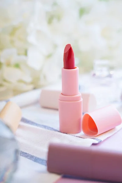 Producto Comercial Lápiz Labial Rojo Hecho Material Naturaleza Plástico Contiene — Foto de Stock