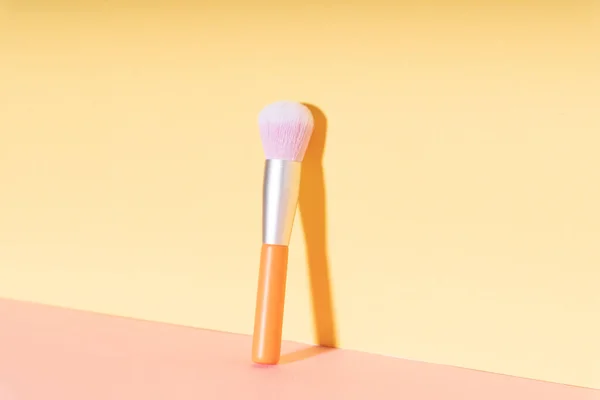 Maquillaje Cosmético Cepillo Esencial Sobre Fondo Amarillo Brillante — Foto de Stock