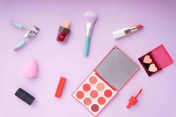 Ansicht Von Oben Farbenfrohe Kosmetikwerkzeuge Auf Lila Rosa Hintergrund — Stockfoto