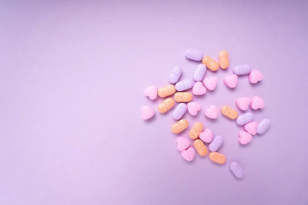 Üst Manzara Pastel Renkli Vitamin Ilacı Pembe Arka Planda Dağınık — Stok fotoğraf
