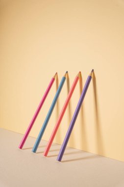 Duvara yaslanmış renkli bir kalem. Yaratıcı alan. Sabit.