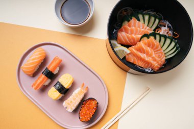 Japon suşi seti ve soya soslu somon balığı..