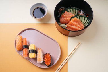 Japon suşi seti ve soya soslu somon balığı..