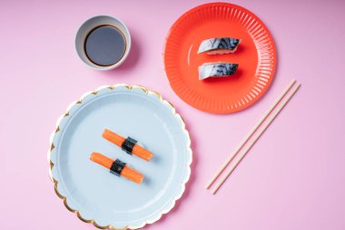 Üst Manzara - Pastel arka planda palette taze deniz ürünleri suşisi.