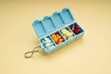 İlaç hapı tabletin içinde, sarı arkaplanda..