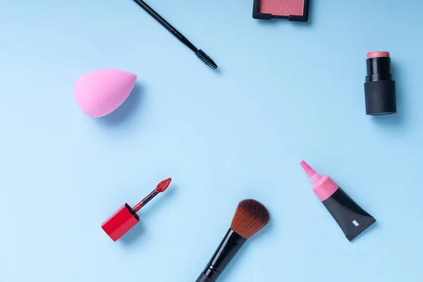 Bovenaanzicht Cosmetisch Make Gereedschap Helderblauwe Achtergrond — Stockfoto