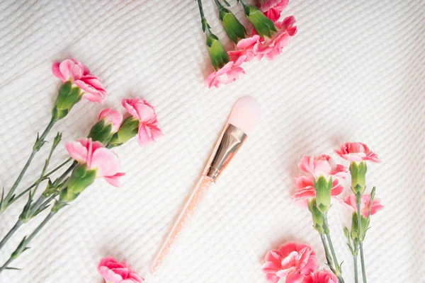 Hermoso Concepto Producto Cosmético Pincel Color Rosa Brillante Flor Estera — Foto de Stock