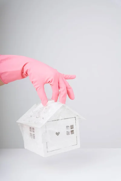 Mano Del Medico Che Indossa Guanti Rosa Con Mano Una — Foto Stock