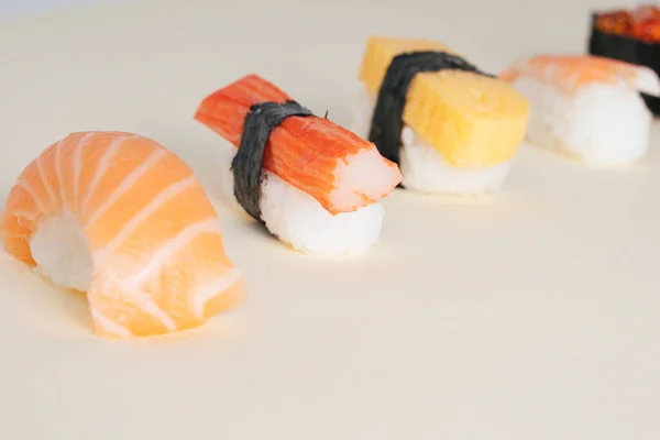 日本寿司背景为白色 鲑鱼蛋 垃圾棒 — 图库照片