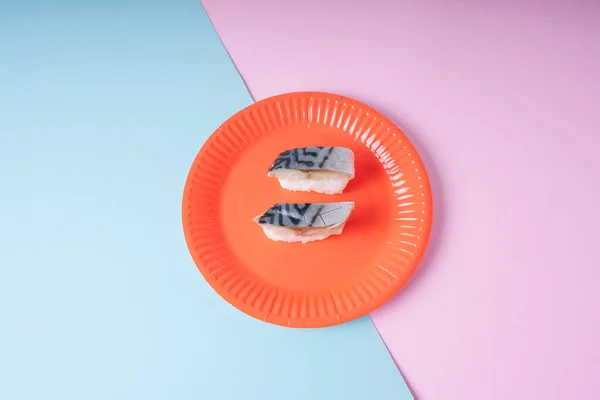 Ovanifrån Saba Sushi Röd Platta Över Pastell Bakgrund — Stockfoto