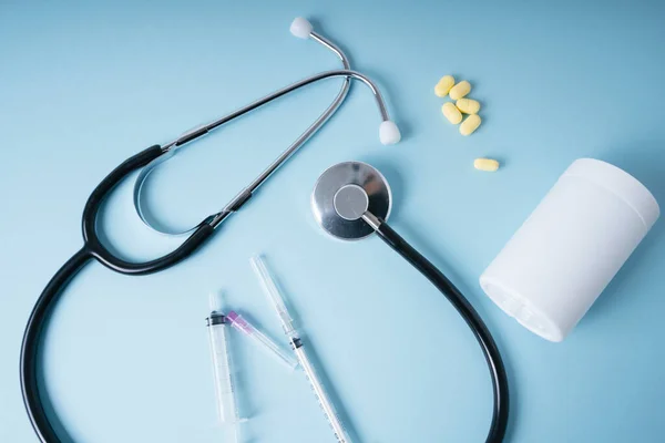 Médico Fundo Estetoscópio Medicamentos Comprimidos Com Seringa Sobre Fundo Azul — Fotografia de Stock