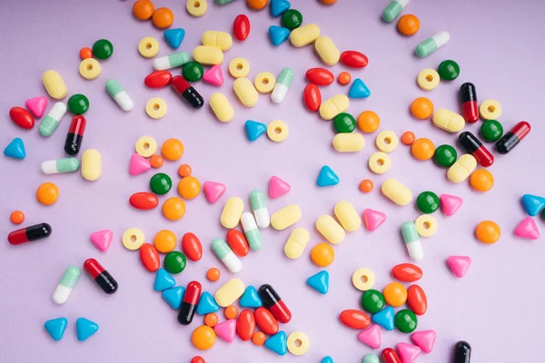 Üst Görünüm Pastel Arka Plan Üzerinde Renkli Ilaç Hapları — Stok fotoğraf